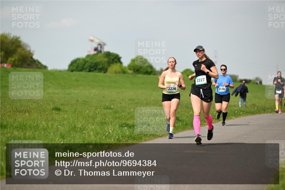 10.05.2026 - 8. Wedeler Halbmarathon Dr. Thomas Lammeyer http://msf.ph/oto/9694384 10.05.2026 11:19:24 Laufen 2226, 2227, 2178 meine-sportfotos.de