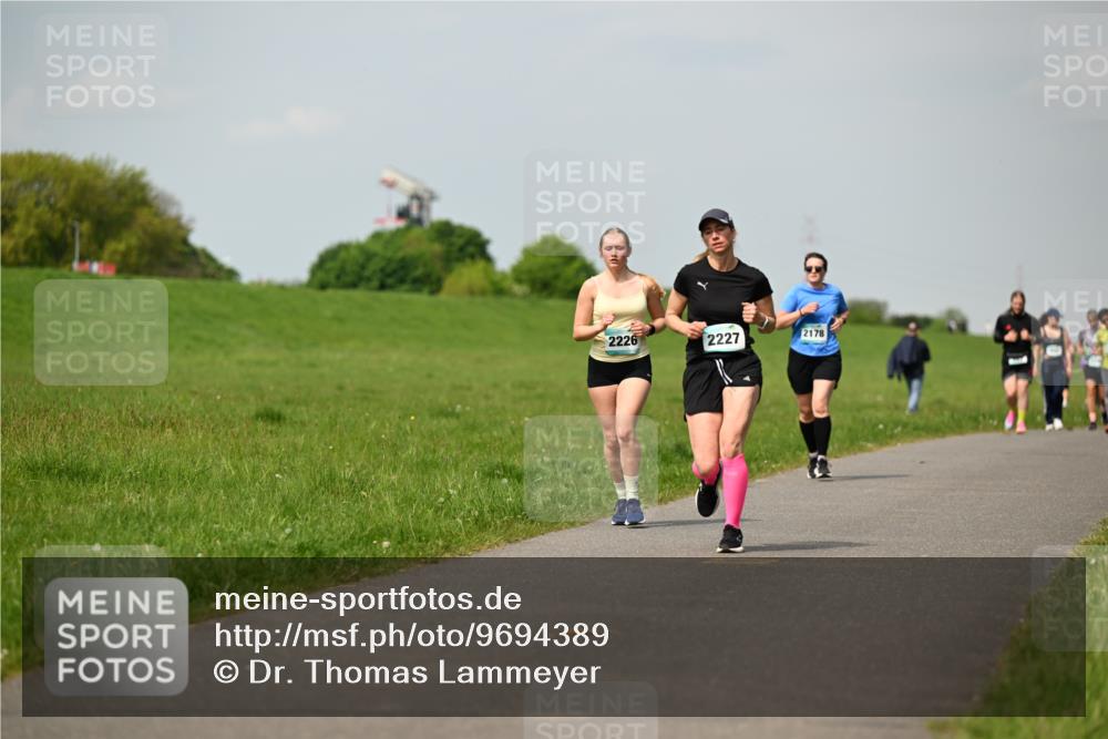 10.05.2026 - 8. Wedeler Halbmarathon Dr. Thomas Lammeyer http://msf.ph/oto/9694389 10.05.2026 11:19:24 Laufen 2226, 2227, 2178 meine-sportfotos.de