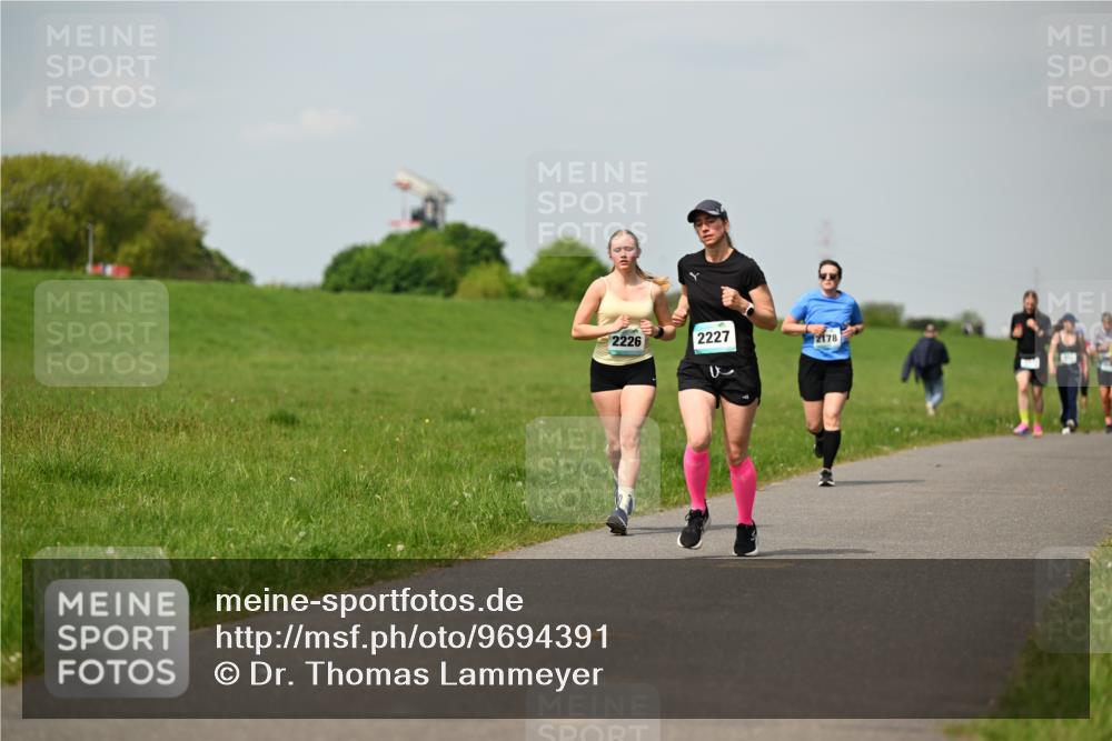 10.05.2026 - 8. Wedeler Halbmarathon Dr. Thomas Lammeyer http://msf.ph/oto/9694391 10.05.2026 11:19:25 Laufen 2226, 2227, 2178 meine-sportfotos.de