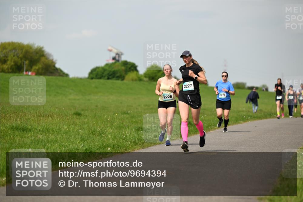 10.05.2026 - 8. Wedeler Halbmarathon Dr. Thomas Lammeyer http://msf.ph/oto/9694394 10.05.2026 11:19:25 Laufen 2226, 2227, 2178 meine-sportfotos.de