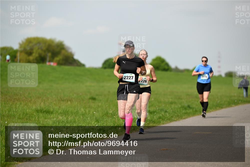 10.05.2026 - 8. Wedeler Halbmarathon Dr. Thomas Lammeyer http://msf.ph/oto/9694416 10.05.2026 11:19:26 Laufen 2227, 2976, 2226 meine-sportfotos.de