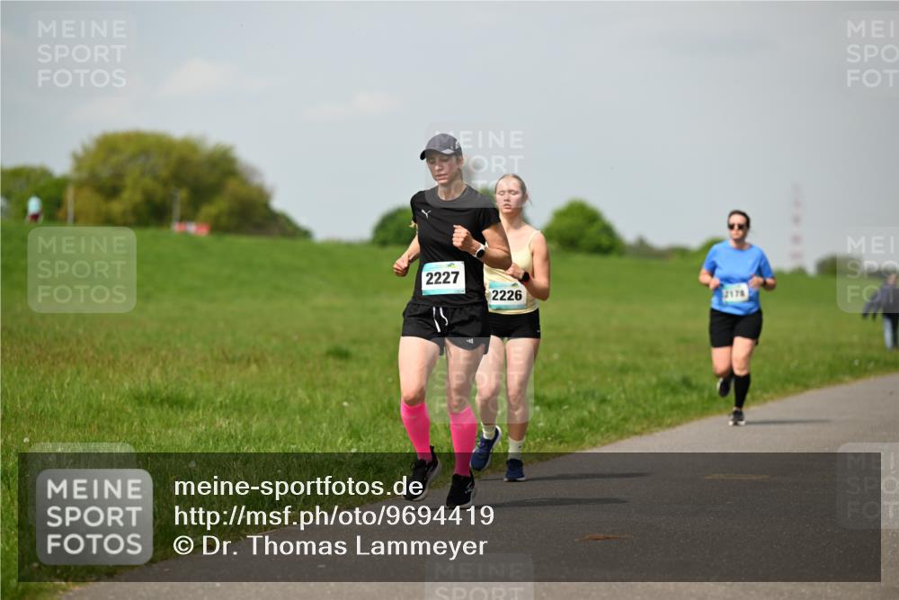 10.05.2026 - 8. Wedeler Halbmarathon Dr. Thomas Lammeyer http://msf.ph/oto/9694419 10.05.2026 11:19:26 Laufen 2227, 2226 meine-sportfotos.de