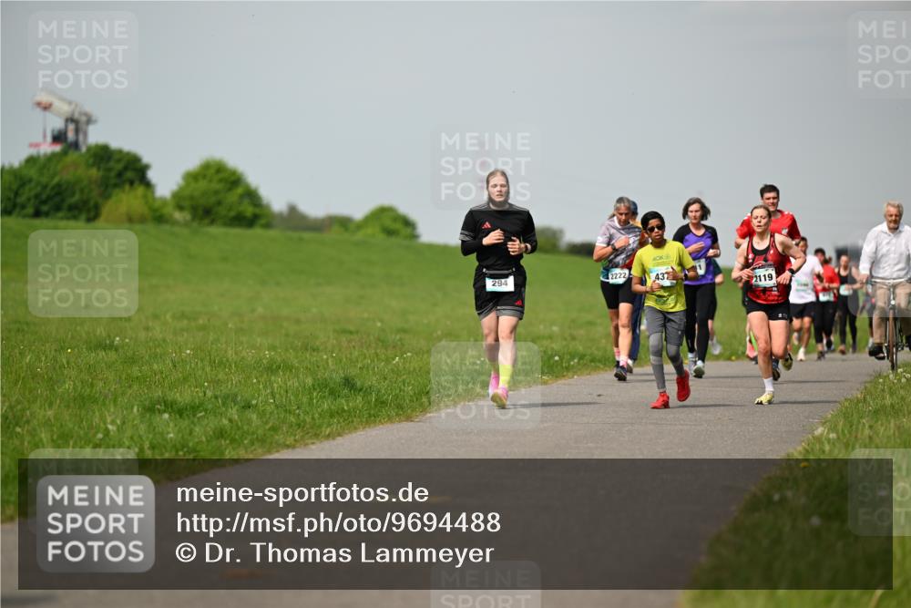 10.05.2026 - 8. Wedeler Halbmarathon Dr. Thomas Lammeyer http://msf.ph/oto/9694488 10.05.2026 11:19:32 Laufen 294, 2222, 2119 meine-sportfotos.de