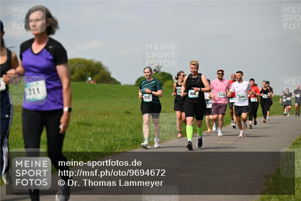 10.05.2026 - 8. Wedeler Halbmarathon Dr. Thomas Lammeyer http://msf.ph/oto/9694672 10.05.2026 11:19:47 Laufen 711, 777, 806, 2135, 2090, 672 meine-sportfotos.de