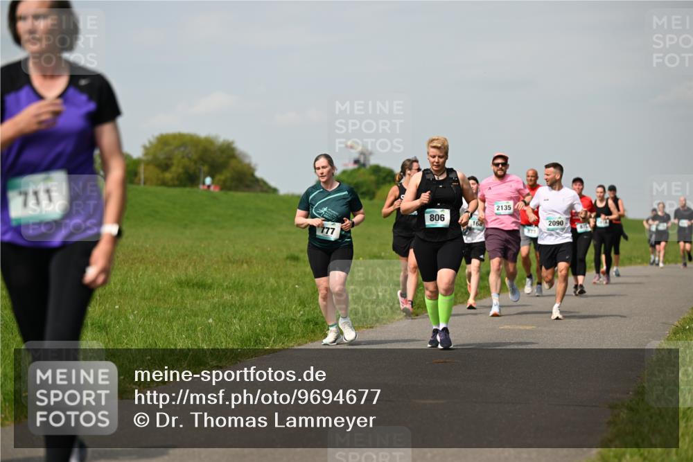 10.05.2026 - 8. Wedeler Halbmarathon Dr. Thomas Lammeyer http://msf.ph/oto/9694677 10.05.2026 11:19:47 Laufen 711, 777, 806, 168, 2135, 2090, 875, 873 meine-sportfotos.de