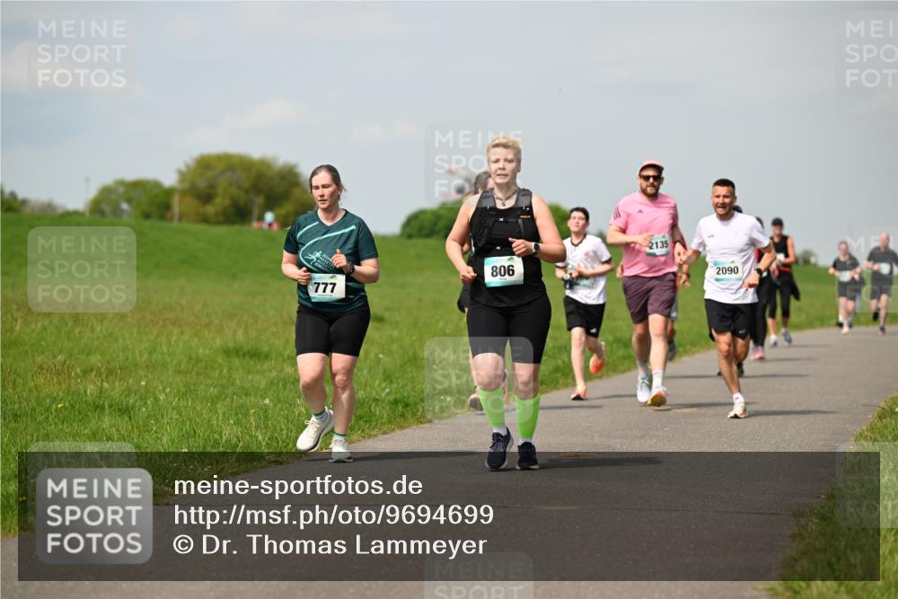 10.05.2026 - 8. Wedeler Halbmarathon Dr. Thomas Lammeyer http://msf.ph/oto/9694699 10.05.2026 11:19:49 Laufen 777, 806, 2135, 2090 meine-sportfotos.de