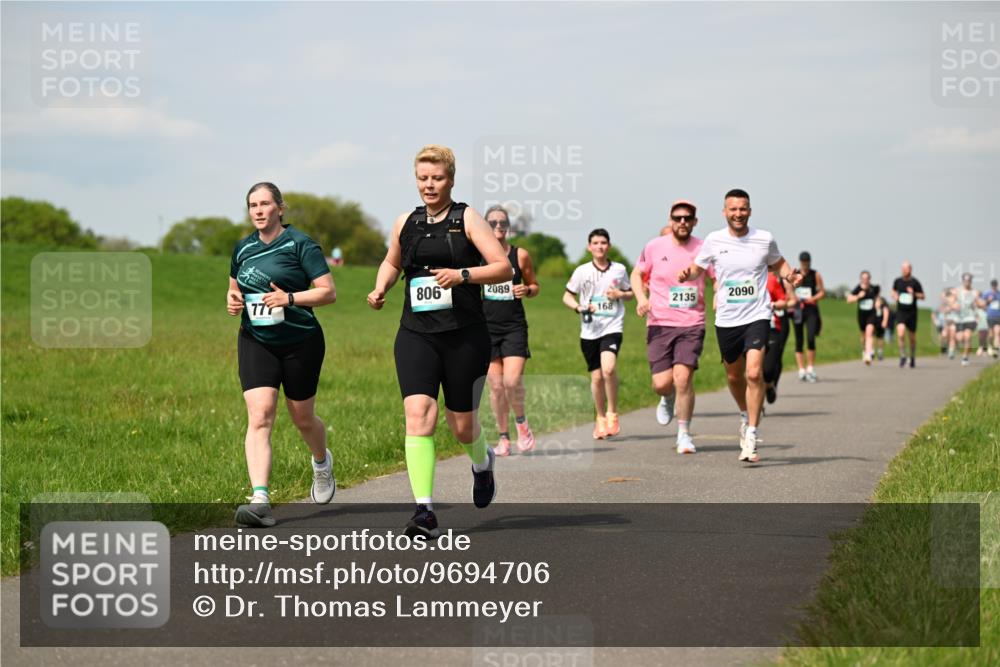 10.05.2026 - 8. Wedeler Halbmarathon Dr. Thomas Lammeyer http://msf.ph/oto/9694706 10.05.2026 11:19:49 Laufen 806, 2089, 2090, 2135, 777, 168 meine-sportfotos.de