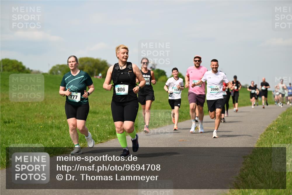 10.05.2026 - 8. Wedeler Halbmarathon Dr. Thomas Lammeyer http://msf.ph/oto/9694708 10.05.2026 11:19:50 Laufen 777, 806, 2090, 168 meine-sportfotos.de