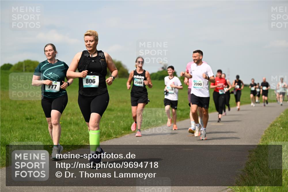 10.05.2026 - 8. Wedeler Halbmarathon Dr. Thomas Lammeyer http://msf.ph/oto/9694718 10.05.2026 11:19:50 Laufen 806, 2089, 2090 meine-sportfotos.de