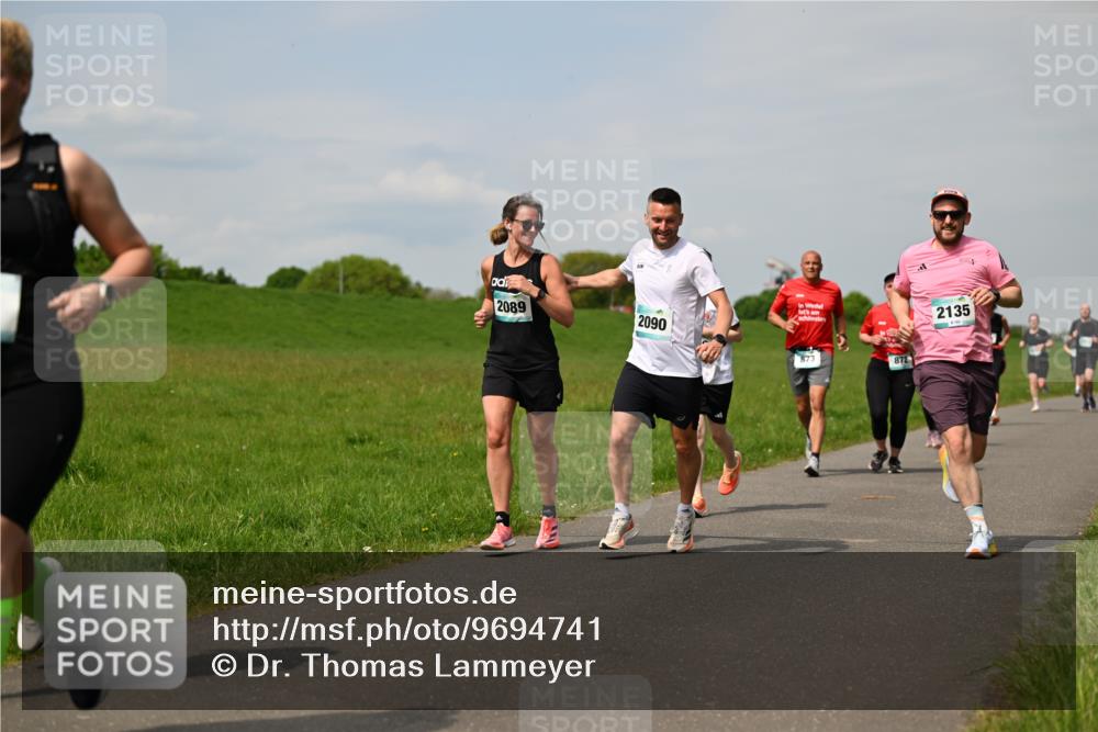 10.05.2026 - 8. Wedeler Halbmarathon Dr. Thomas Lammeyer http://msf.ph/oto/9694741 10.05.2026 11:19:52 Laufen 2089, 2090, 873, 872, 2135 meine-sportfotos.de