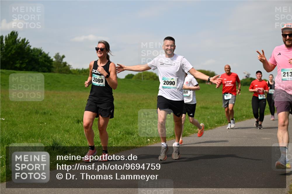 10.05.2026 - 8. Wedeler Halbmarathon Dr. Thomas Lammeyer http://msf.ph/oto/9694759 10.05.2026 11:19:53 Laufen 2089, 2090, 168, 877, 871, 1010, 213 meine-sportfotos.de