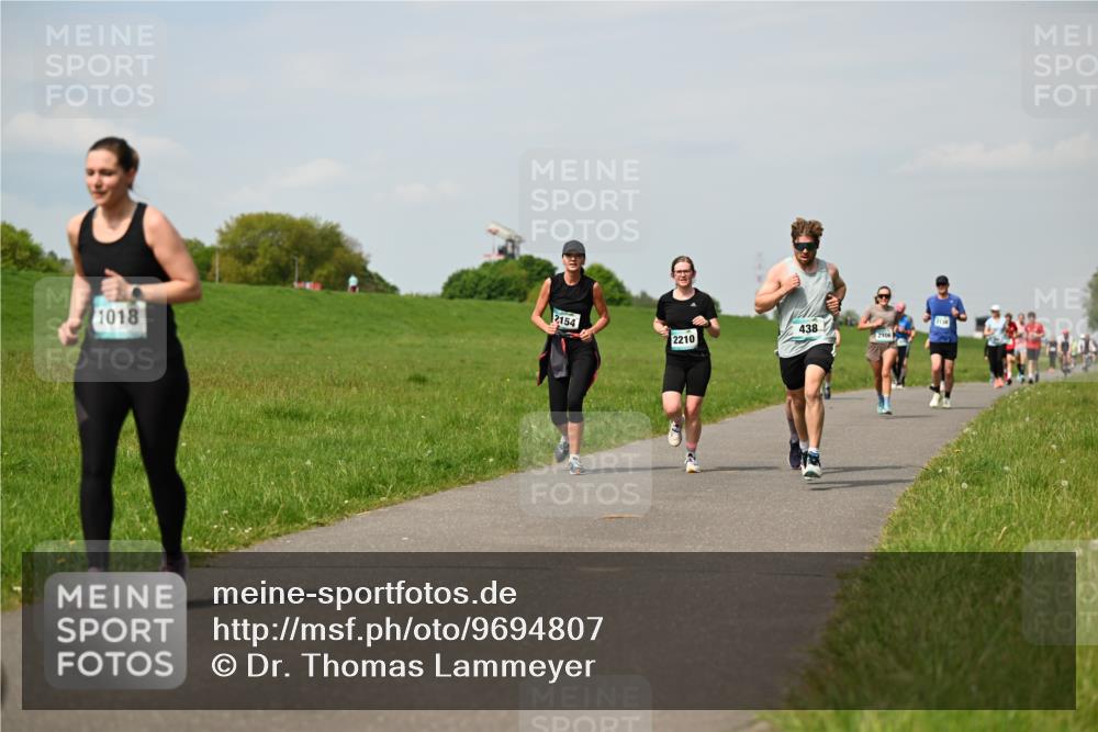 10.05.2026 - 8. Wedeler Halbmarathon Dr. Thomas Lammeyer http://msf.ph/oto/9694807 10.05.2026 11:19:57 Laufen 1018, 2154, 2210, 438, 2106 meine-sportfotos.de