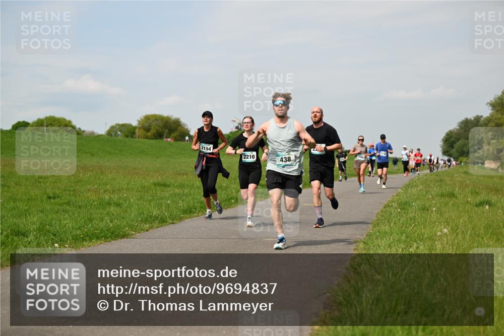 10.05.2026 - 8. Wedeler Halbmarathon Dr. Thomas Lammeyer http://msf.ph/oto/9694837 10.05.2026 11:19:59 Laufen 2154, 2210, 438, 2106 meine-sportfotos.de