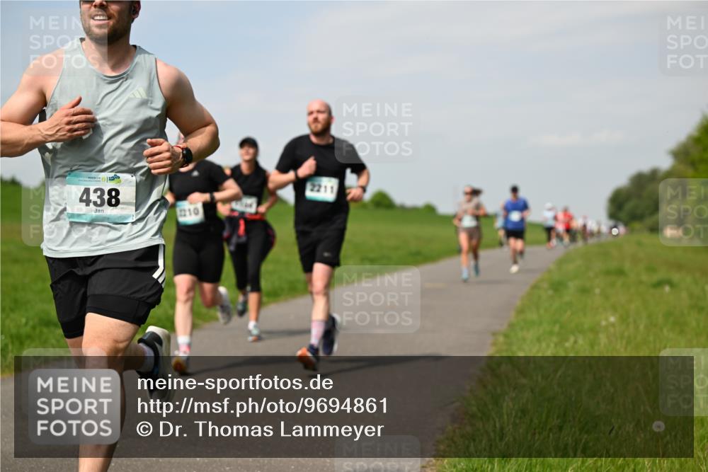 10.05.2026 - 8. Wedeler Halbmarathon Dr. Thomas Lammeyer http://msf.ph/oto/9694861 10.05.2026 11:20:01 Laufen 438, 2210, 2211 meine-sportfotos.de
