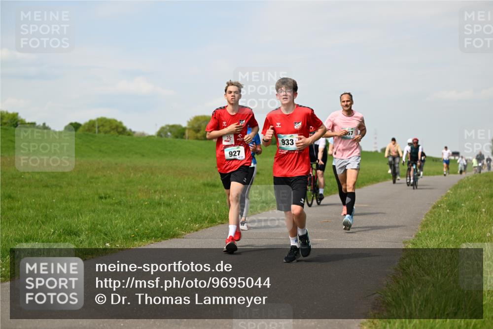 10.05.2026 - 8. Wedeler Halbmarathon Dr. Thomas Lammeyer http://msf.ph/oto/9695044 10.05.2026 11:20:16 Laufen 927, 933 meine-sportfotos.de