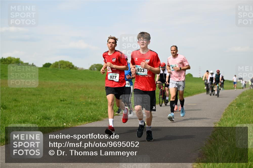 10.05.2026 - 8. Wedeler Halbmarathon Dr. Thomas Lammeyer http://msf.ph/oto/9695052 10.05.2026 11:20:17 Laufen 927, 933 meine-sportfotos.de