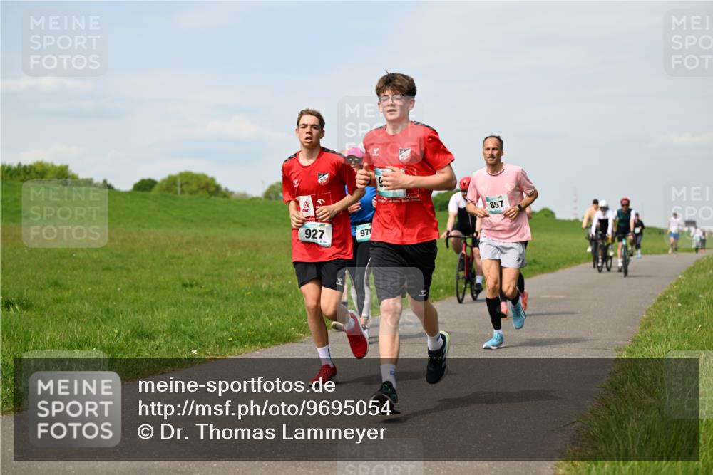 10.05.2026 - 8. Wedeler Halbmarathon Dr. Thomas Lammeyer http://msf.ph/oto/9695054 10.05.2026 11:20:17 Laufen 927, 128, 970, 857 meine-sportfotos.de