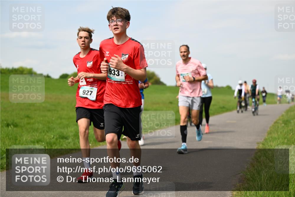10.05.2026 - 8. Wedeler Halbmarathon Dr. Thomas Lammeyer http://msf.ph/oto/9695062 10.05.2026 11:20:17 Laufen 933, 927 meine-sportfotos.de
