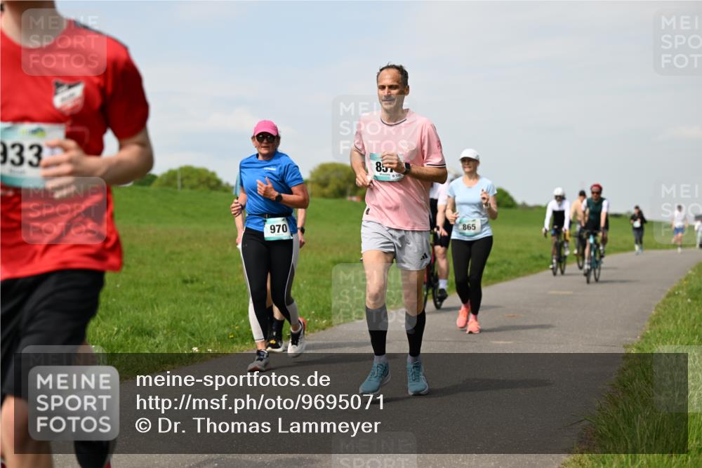 10.05.2026 - 8. Wedeler Halbmarathon Dr. Thomas Lammeyer http://msf.ph/oto/9695071 10.05.2026 11:20:18 Laufen 933, 970, 857, 122, 865 meine-sportfotos.de