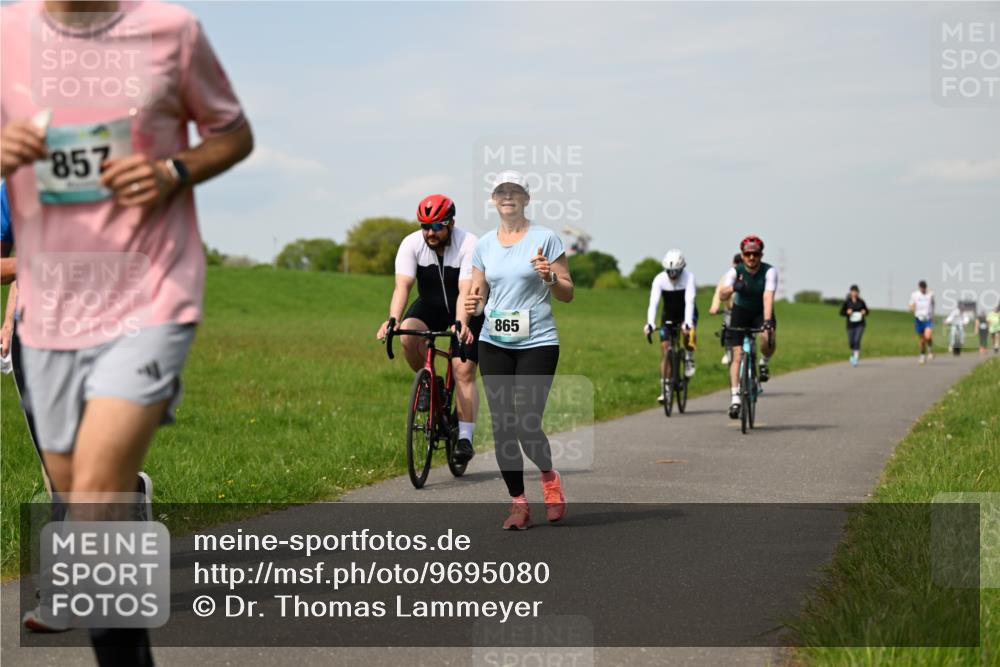 10.05.2026 - 8. Wedeler Halbmarathon Dr. Thomas Lammeyer http://msf.ph/oto/9695080 10.05.2026 11:20:19 Laufen 857, 865 meine-sportfotos.de