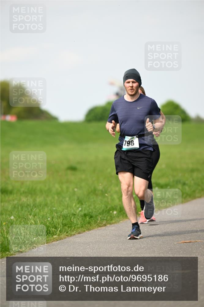 10.05.2026 - 8. Wedeler Halbmarathon Dr. Thomas Lammeyer http://msf.ph/oto/9695186 10.05.2026 11:20:58 Laufen 798 meine-sportfotos.de