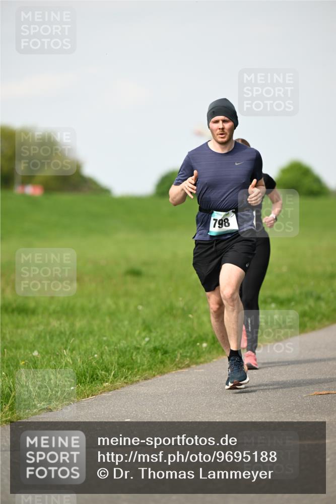 10.05.2026 - 8. Wedeler Halbmarathon Dr. Thomas Lammeyer http://msf.ph/oto/9695188 10.05.2026 11:20:59 Laufen 798 meine-sportfotos.de