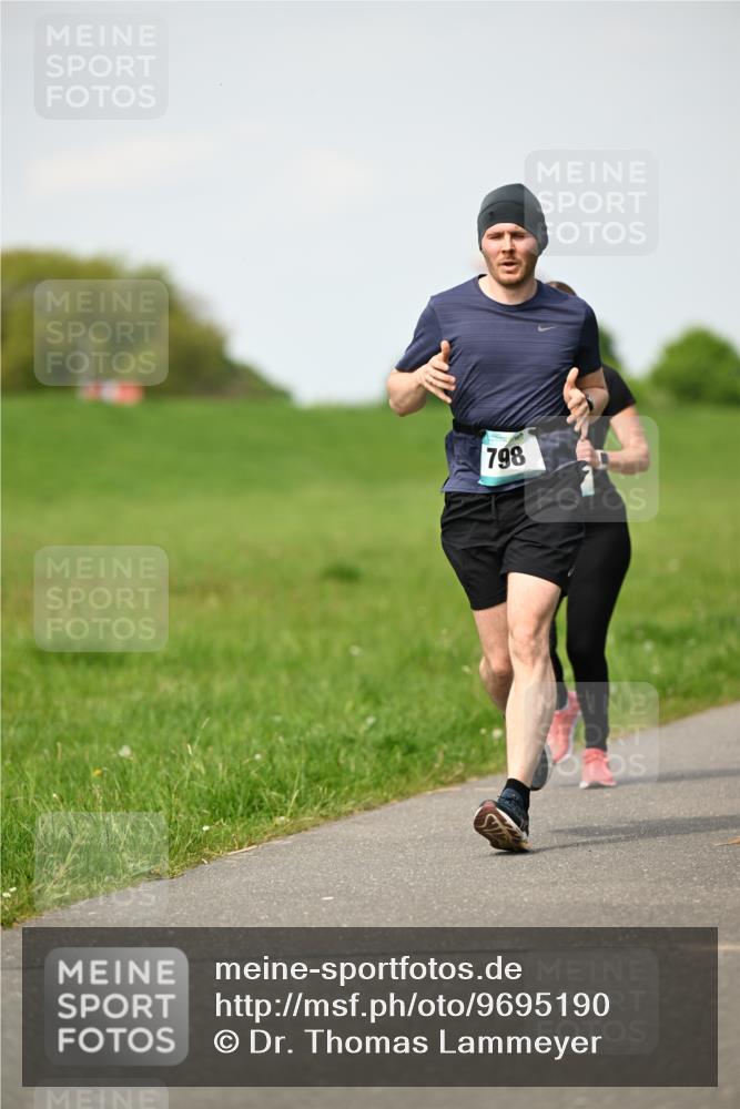 10.05.2026 - 8. Wedeler Halbmarathon Dr. Thomas Lammeyer http://msf.ph/oto/9695190 10.05.2026 11:20:59 Laufen 798 meine-sportfotos.de