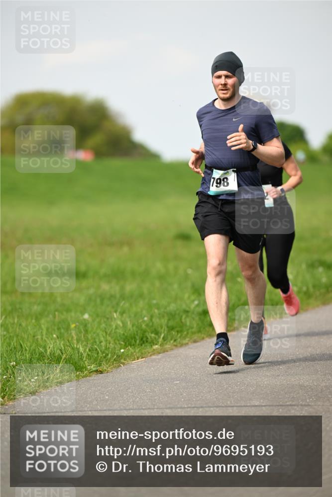 10.05.2026 - 8. Wedeler Halbmarathon Dr. Thomas Lammeyer http://msf.ph/oto/9695193 10.05.2026 11:20:59 Laufen 798 meine-sportfotos.de