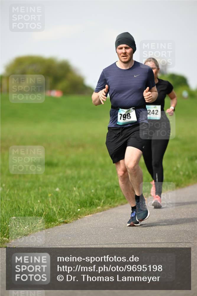 10.05.2026 - 8. Wedeler Halbmarathon Dr. Thomas Lammeyer http://msf.ph/oto/9695198 10.05.2026 11:20:59 Laufen 242, 798 meine-sportfotos.de