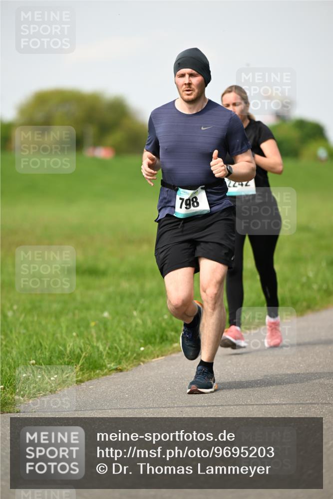 10.05.2026 - 8. Wedeler Halbmarathon Dr. Thomas Lammeyer http://msf.ph/oto/9695203 10.05.2026 11:21:00 Laufen 798 meine-sportfotos.de