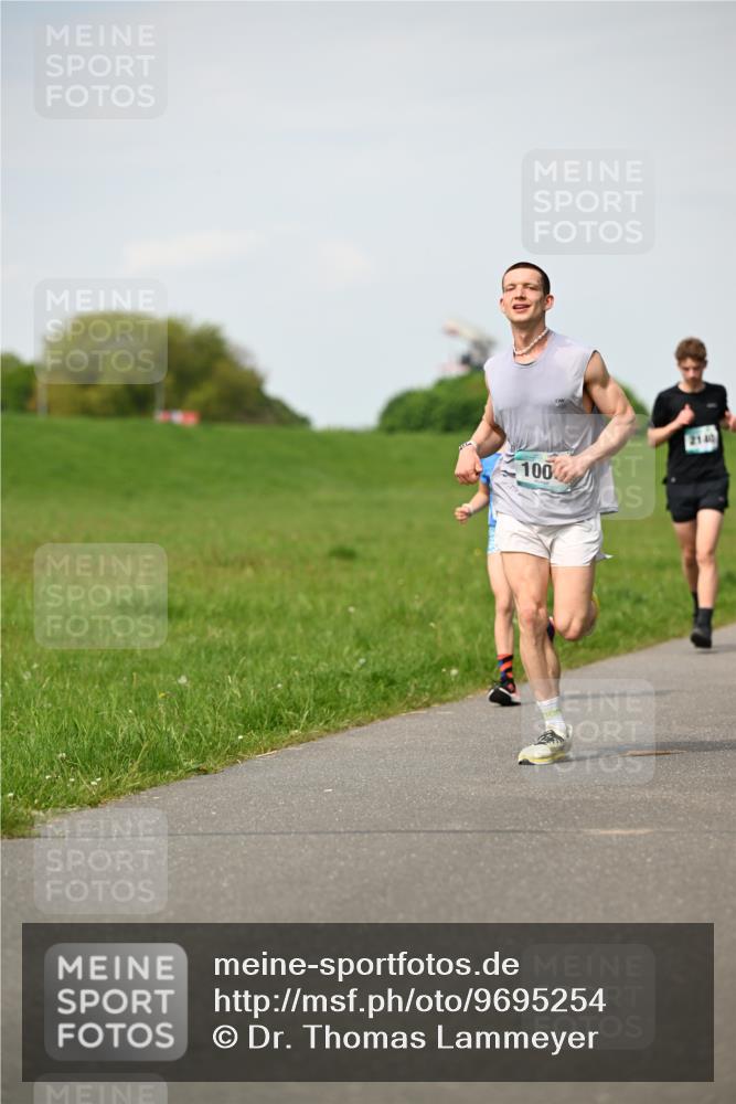 10.05.2026 - 8. Wedeler Halbmarathon Dr. Thomas Lammeyer http://msf.ph/oto/9695254 10.05.2026 11:21:07 Laufen 2140, 100 meine-sportfotos.de