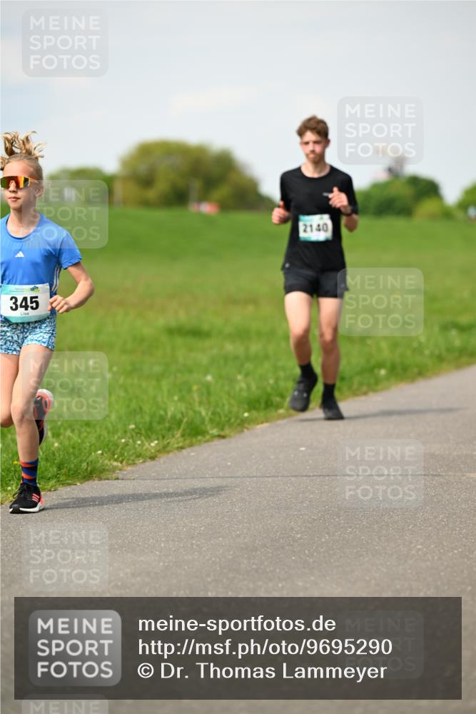 10.05.2026 - 8. Wedeler Halbmarathon Dr. Thomas Lammeyer http://msf.ph/oto/9695290 10.05.2026 11:21:11 Laufen 345, 2140 meine-sportfotos.de