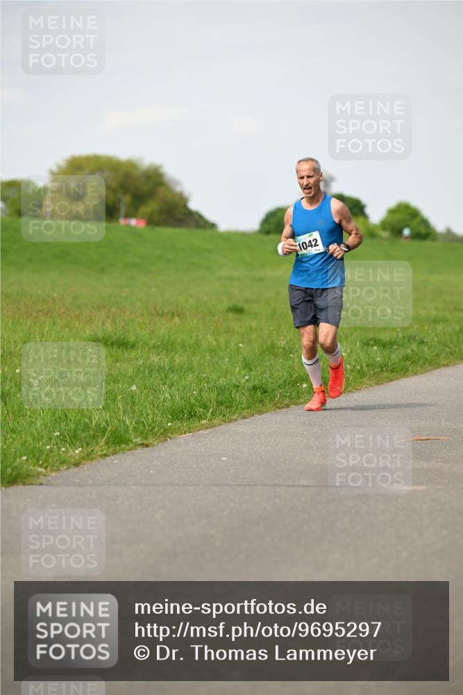 10.05.2026 - 8. Wedeler Halbmarathon Dr. Thomas Lammeyer http://msf.ph/oto/9695297 10.05.2026 11:21:15 Laufen 1042 meine-sportfotos.de