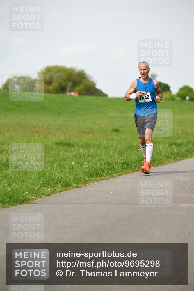 10.05.2026 - 8. Wedeler Halbmarathon Dr. Thomas Lammeyer http://msf.ph/oto/9695298 10.05.2026 11:21:15 Laufen 1042 meine-sportfotos.de