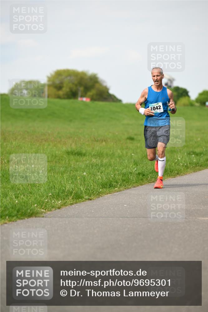 10.05.2026 - 8. Wedeler Halbmarathon Dr. Thomas Lammeyer http://msf.ph/oto/9695301 10.05.2026 11:21:15 Laufen 1042 meine-sportfotos.de