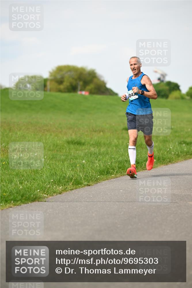 10.05.2026 - 8. Wedeler Halbmarathon Dr. Thomas Lammeyer http://msf.ph/oto/9695303 10.05.2026 11:21:15 Laufen 042 meine-sportfotos.de