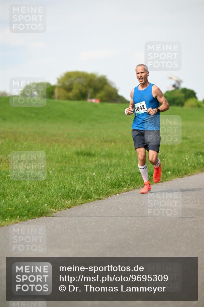 10.05.2026 - 8. Wedeler Halbmarathon Dr. Thomas Lammeyer http://msf.ph/oto/9695309 10.05.2026 11:21:15 Laufen 1042 meine-sportfotos.de