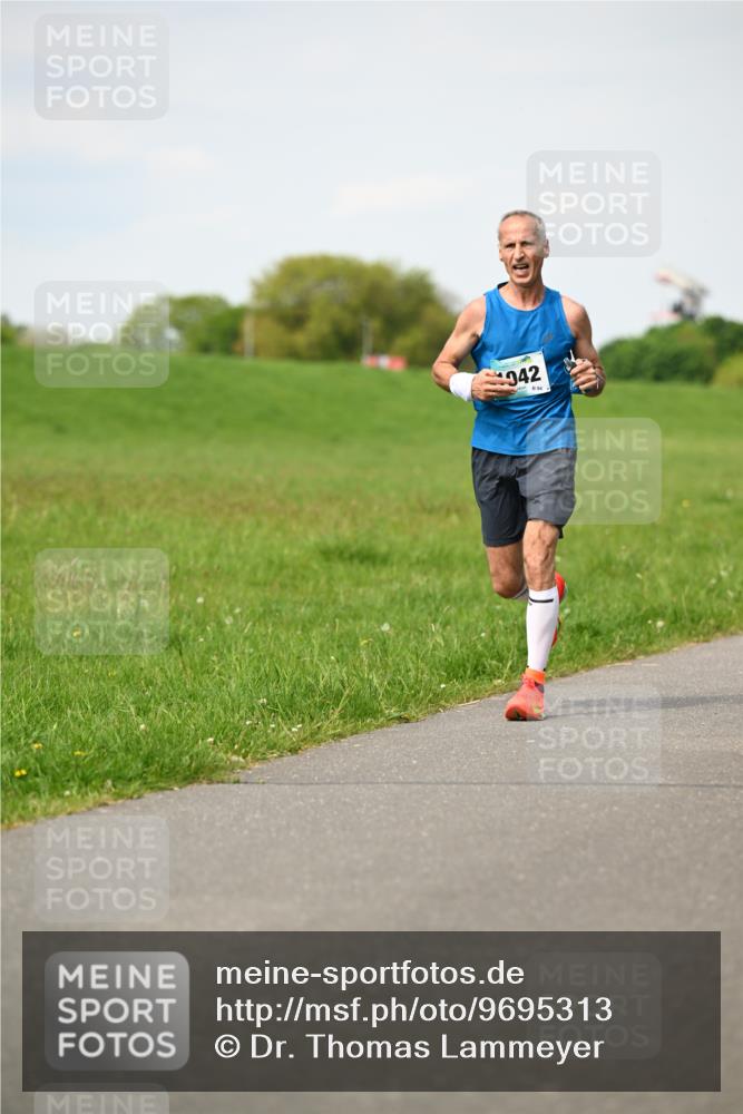 10.05.2026 - 8. Wedeler Halbmarathon Dr. Thomas Lammeyer http://msf.ph/oto/9695313 10.05.2026 11:21:16 Laufen 942, 894 meine-sportfotos.de