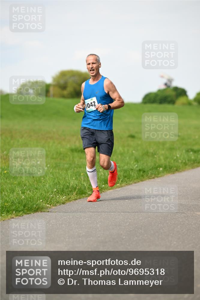 10.05.2026 - 8. Wedeler Halbmarathon Dr. Thomas Lammeyer http://msf.ph/oto/9695318 10.05.2026 11:21:16 Laufen 1042 meine-sportfotos.de