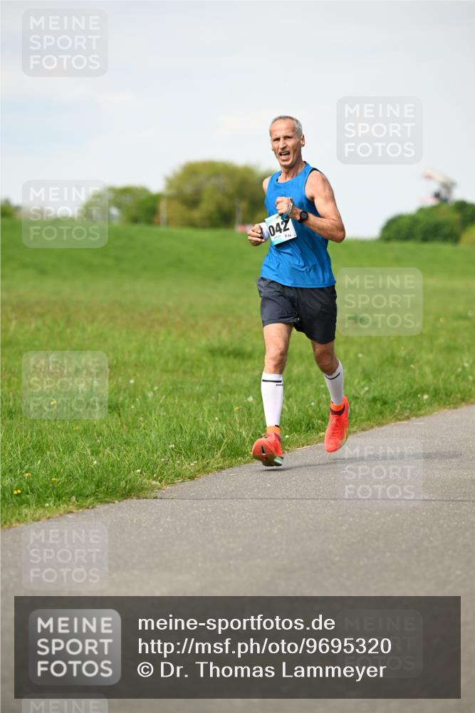 10.05.2026 - 8. Wedeler Halbmarathon Dr. Thomas Lammeyer http://msf.ph/oto/9695320 10.05.2026 11:21:16 Laufen 042 meine-sportfotos.de