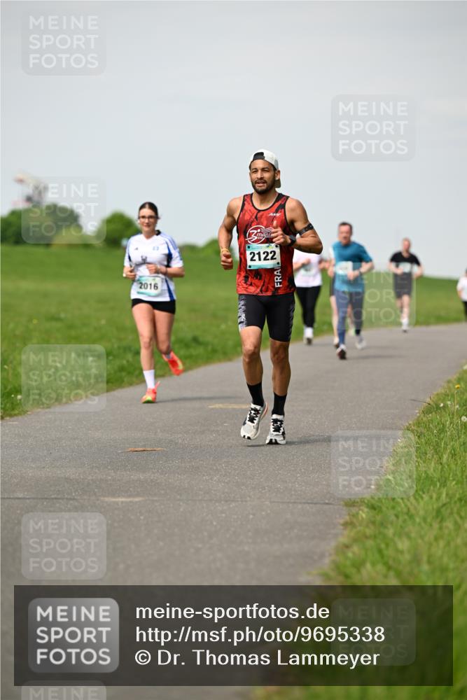 10.05.2026 - 8. Wedeler Halbmarathon Dr. Thomas Lammeyer http://msf.ph/oto/9695338 10.05.2026 11:21:18 Laufen 2016, 2122 meine-sportfotos.de