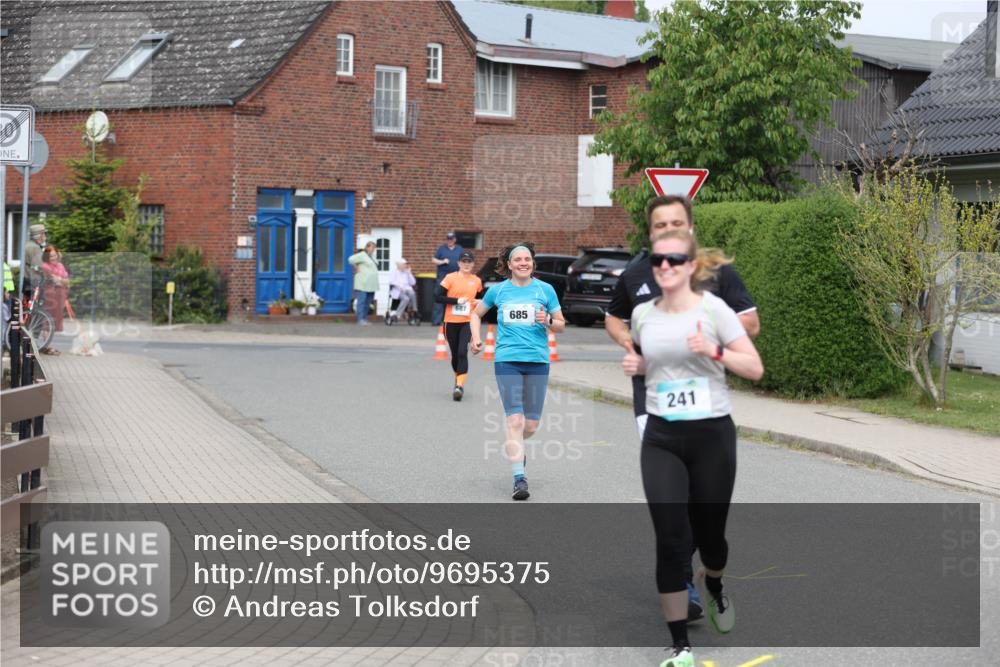 10.05.2026 - 8. Wedeler Halbmarathon Andreas Tolksdorf http://msf.ph/oto/9695375 10.05.2026 10:26:24 Laufen 687, 685, 241 meine-sportfotos.de