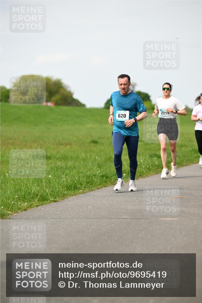 10.05.2026 - 8. Wedeler Halbmarathon Dr. Thomas Lammeyer http://msf.ph/oto/9695419 10.05.2026 11:21:23 Laufen 620, 2215 meine-sportfotos.de