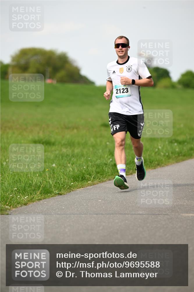 10.05.2026 - 8. Wedeler Halbmarathon Dr. Thomas Lammeyer http://msf.ph/oto/9695588 10.05.2026 11:21:41 Laufen 2123 meine-sportfotos.de