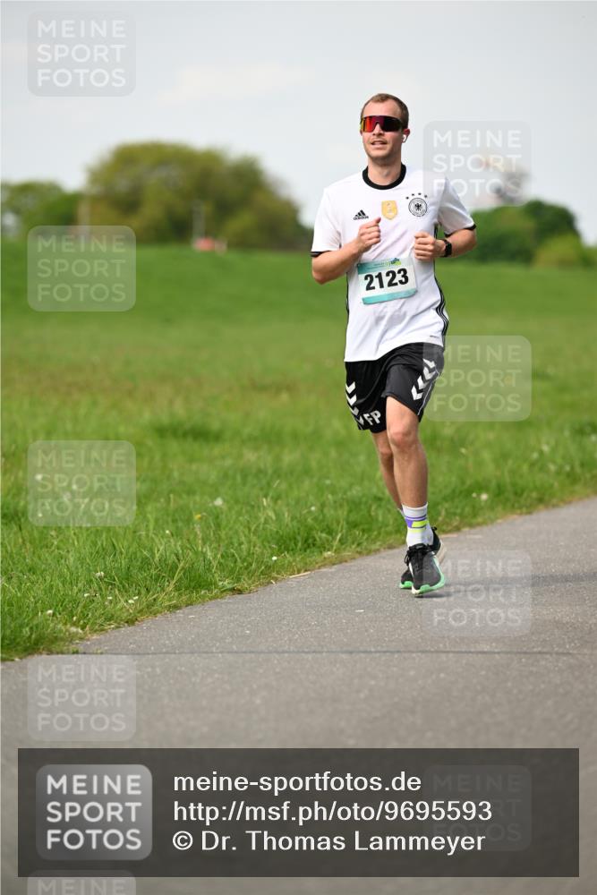 10.05.2026 - 8. Wedeler Halbmarathon Dr. Thomas Lammeyer http://msf.ph/oto/9695593 10.05.2026 11:21:42 Laufen 2123 meine-sportfotos.de