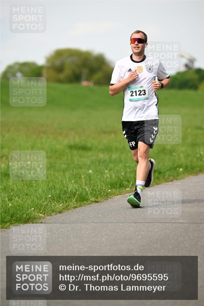10.05.2026 - 8. Wedeler Halbmarathon Dr. Thomas Lammeyer http://msf.ph/oto/9695595 10.05.2026 11:21:42 Laufen 2123 meine-sportfotos.de