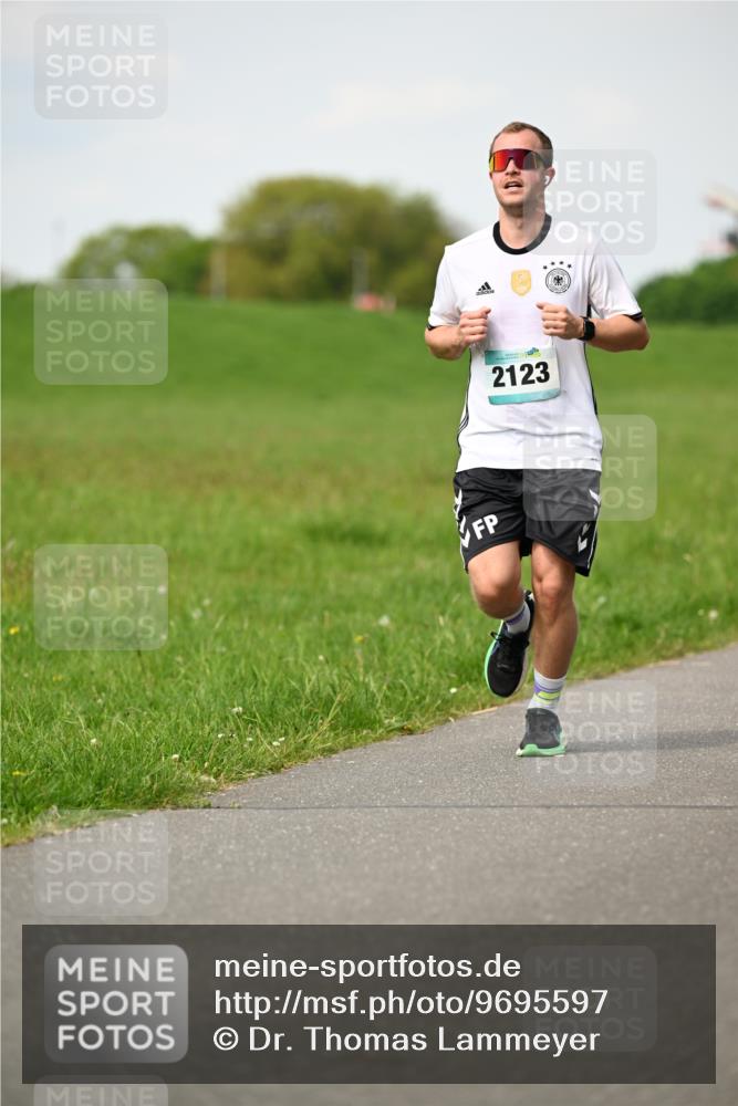 10.05.2026 - 8. Wedeler Halbmarathon Dr. Thomas Lammeyer http://msf.ph/oto/9695597 10.05.2026 11:21:42 Laufen 2123 meine-sportfotos.de