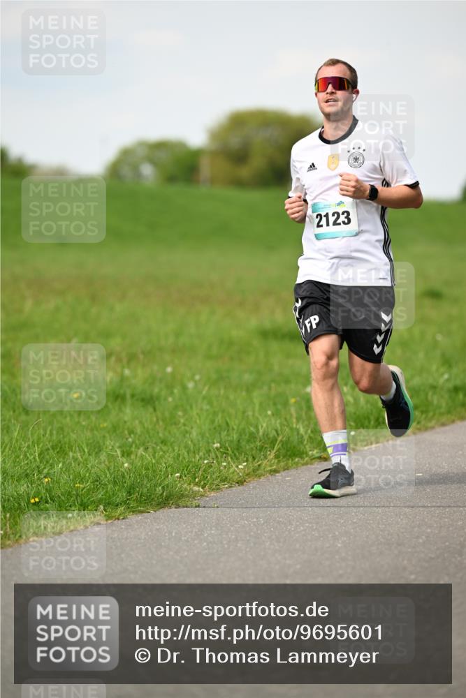 10.05.2026 - 8. Wedeler Halbmarathon Dr. Thomas Lammeyer http://msf.ph/oto/9695601 10.05.2026 11:21:42 Laufen 2123 meine-sportfotos.de