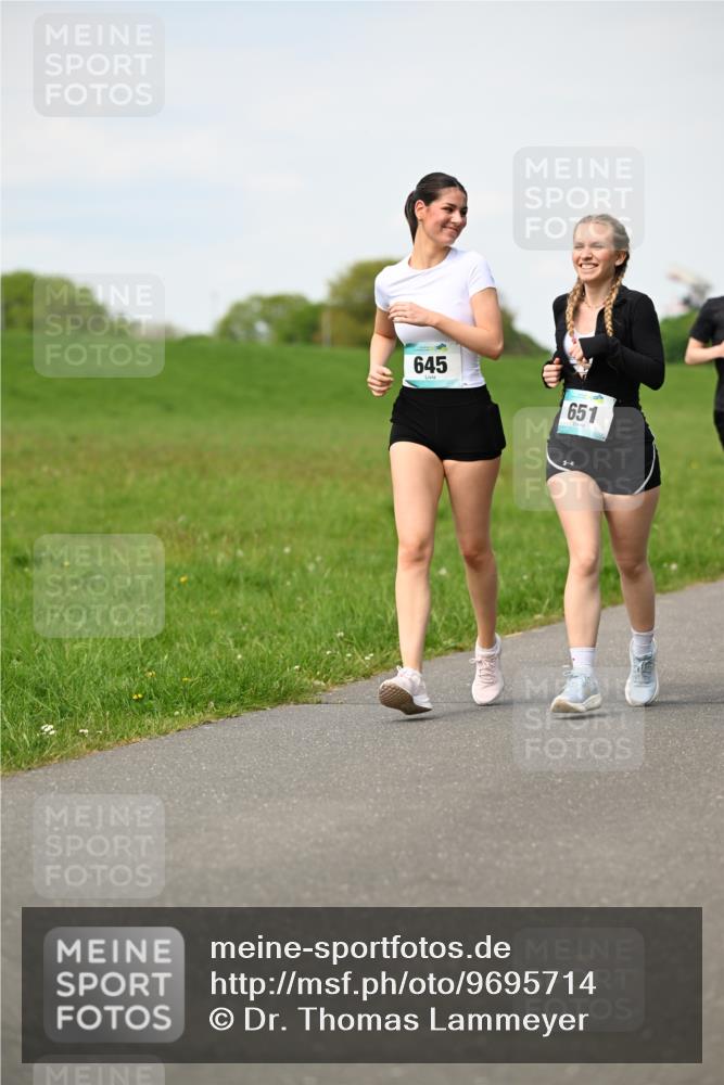 10.05.2026 - 8. Wedeler Halbmarathon Dr. Thomas Lammeyer http://msf.ph/oto/9695714 10.05.2026 11:21:52 Laufen 645, 651 meine-sportfotos.de