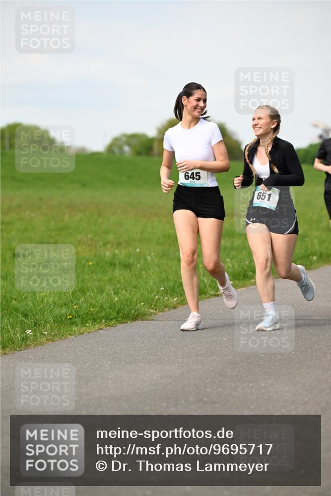 10.05.2026 - 8. Wedeler Halbmarathon Dr. Thomas Lammeyer http://msf.ph/oto/9695717 10.05.2026 11:21:52 Laufen 645, 651 meine-sportfotos.de